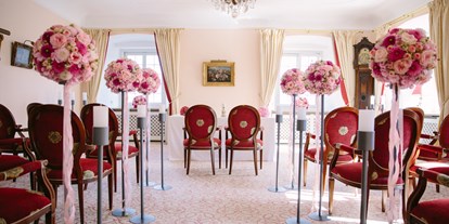 Winterhochzeit - Hochzeits-Stil: Urban Chic - Fuschlsee - Standesamtliche Trauung im Rosa Salon
Civil Ceremony at Pink Salon - Schloss Fuschl, A Luxury Collection Resort & Spa