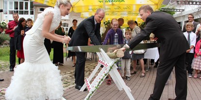 Winterhochzeit - Perfekte Jahreszeit: Herbst-Hochzeit - Apolda - Traditionelles Holzsägen auf der Hotelterrasse  - Hotel am Schloß Apolda