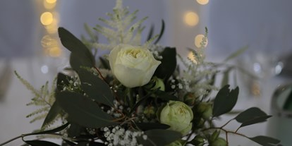Winterhochzeit - Preisniveau: €€ - Blumendekoration - Schloss Ennsegg