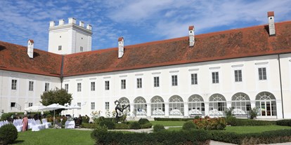 Winterhochzeit - Garten - Freie Trauung im Garten - Schloss Ennsegg