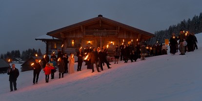 Winterhochzeit - Trauung im Freien - Eine Fakelwanderung sorgt für einen unvergesslichen Moment bei euer Hochzeit. - Rufana Alp