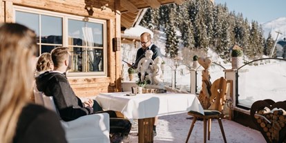 Winterhochzeit - Art der Location: Restaurant - Eine Trauung im Freien bei eurer Winterhochzeit auf der Rössl Alm im Zillertal. - Rössl Alm