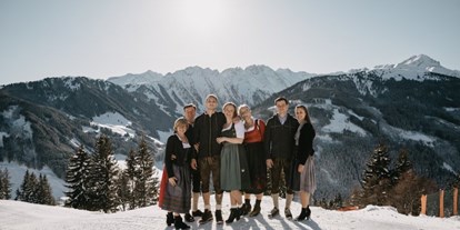 Winterhochzeit - Art der Location: Scheune - Winterhochzeitsfotos mit verschneiten Bergen. - Rössl Alm