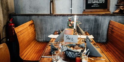 Winterhochzeit - Berlin-Stadt Friedrichshain - Kleine, gemütliche Tische schaffen eine vertraute und intime Atmosphäre. - Old Smithy's Dizzle