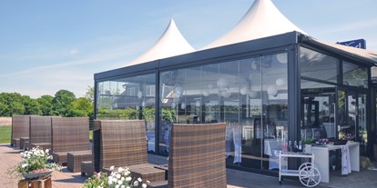 Winterhochzeit - Art der Location: Strand - Terrasse mit eleganten Loungemöbeln - Strandrestaurant Marienbad