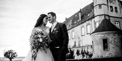 Winterhochzeit - Umgebung: in Weingärten - Die Burg Stettenfels bietet zahlreiche tolle Spots für herrliche Brautpaar-Fotos. - Burg Stettenfels