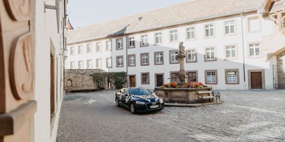 Winterhochzeit - Umgebung: in Weingärten - Die prunkvolle Zufahrt zur Burg Stettenfels in Baden-Württemberg. - Burg Stettenfels