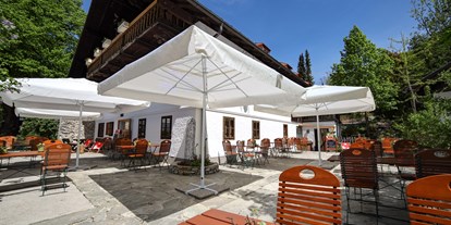 Winterhochzeit - Art der Location: Alm - Berchtesgaden - Im Gastgarten dürfen sich unsere Gäste auf genussvolle Momente freuen - Erentrudisalm 