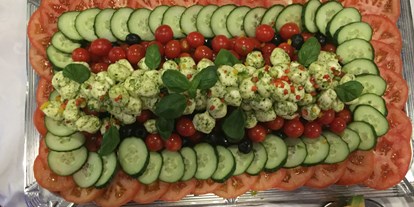 Winterhochzeit - Festzelt - Engstingen - Leckeres Buffet Tomate Mozarella 
mit Basilkumpesto und Pizzabrot  - Schlosscafe Beuren & Cafe Konditorei / Hochzeits Location 