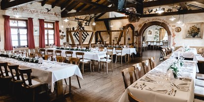 Winterhochzeit - Hochzeits-Stil: Rustic - Restaurant Gastraum mit eckigen Tischen - Weingut Weber