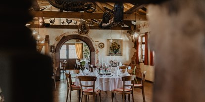Winterhochzeit - Hochzeits-Stil: Rustic - Restaurant Gastraum mit runden Tischen - Weingut Weber