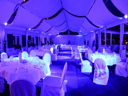 Winterhochzeit - Art der Location: Restaurant - Das Festzelt mit LED-Beleuchtung nach Wunschfarbe - Das Chadim