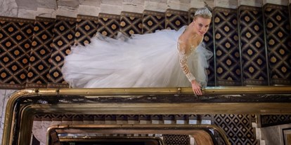 Winterhochzeit - Perfekte Jahreszeit: Herbst-Hochzeit - Wien-Stadt - (c) Maria Tsakiri, Kleid: Niely Hoetsch und Solaine Piccoli - Hotel Bristol Vienna