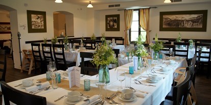 Winterhochzeit - Hochzeits-Stil: Fine-Art - Platz für bis zu 80 Personen im gemütlichen Restaurant - Naturhotel Schloss Kassegg