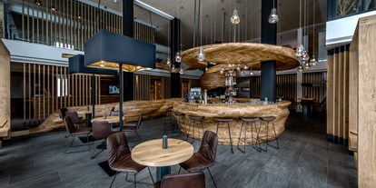 Winterhochzeit - Art der Location: Alm - Berchtesgaden - Unsere Bar "Freiraum" aus 16.000 Eichenholzwürfeln wurde mit einem Architektur-Award ausgezeichnet. - PURADIES Hotel & Chalets