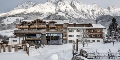 Winterhochzeit - Art der Location: Alm - Berchtesgaden - Der Eingangsbereich im Winter. - PURADIES Hotel & Chalets
