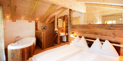Winterhochzeit - Art der Location: Alm - Berchtesgaden - Privat SPA Chalet Honeymoon
Wohlfühlerlebnis auf 2 Ebenen mit eigener finnischer Sauna, sowie Infrarotsauna, einem wohltemperierten Kachelofen und großzügigem Wohnkomfort genießen Sie am besten in romantischer Zweisamkeit.
 - PURADIES Hotel & Chalets