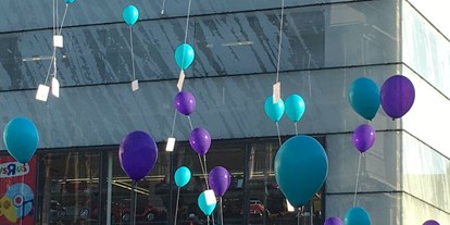 Winterhochzeit - Preisniveau: keine Angabe - Glücksballons steigen vor dem Hotel - Vienna House Martinspark Dornbirn