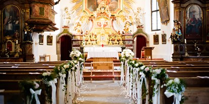 Winterhochzeit - Trauung im Freien - Heiraten in der Kirche neben Schloss Prielau - Schloss Prielau Hotel & Restaurants