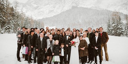 Winterhochzeit - Trauung im Freien - Die verschneite Landschaft bietet eine tolle Kulisse für unvergessliche Hochzeitsfotos. - Gamsalm Ehrwald 
