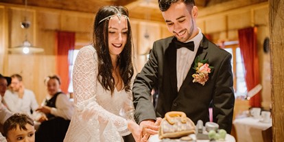 Winterhochzeit - Preisniveau: €€ - Hochzeitstorte bei rustikalem Flair in der Gamsalm Ehrwald. - Gamsalm Ehrwald 