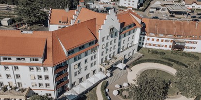 Winterhochzeit - Preisniveau: €€ - Waldburg (Landkreis Ravensburg) - Blick auf das Sentido Seehotel Am Kaiserstrand vom Bodensee aus.  - Seehotel am Kaiserstrand