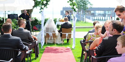 Winterhochzeit - Preisniveau: €€ - Waldburg (Landkreis Ravensburg) - Hochzeitszeremonie im Garten - Seehotel am Kaiserstrand