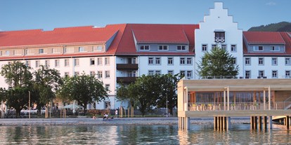 Winterhochzeit - Preisniveau: €€ - Waldburg (Landkreis Ravensburg) - Blick auf das Seehotel mit dem Badehaus im Vordergrund - Seehotel am Kaiserstrand