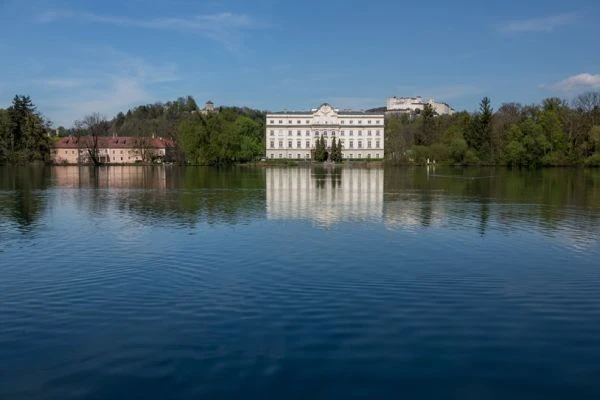 Das Schloss Leopoldskron mit Weiher und Festung im Hintergrund
