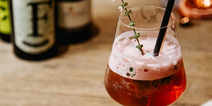 Winterhochzeit - Preisniveau: €€ - Castell - Weinstall-Sprizz...unser Haus-Cocktail wartet bereits auf euch und eure Hochzeitsgäste. - Restaurant Weinstall