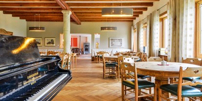 Winterhochzeit - Preisniveau: €€€ - Penzberg - Unser gemütliches Restaurant mit einem Konzertflügel, es darf musiziert werden! - Das SeinZ, veganes/vegetarisches BioHotel