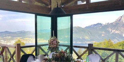 Winterhochzeit - Art der Location: Alm - Oberösterreich - Der runde "Brauttisch" für das glückliche Brautpaar und ihre Liebsten...
Hier sieht man, dass die Fensterelemente beinahe zur Gänze geöffnet werden können. - Gmundnerberghaus