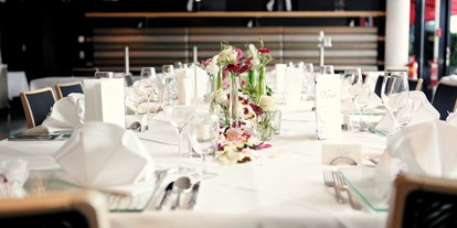 Winterhochzeit - Bewirtung: eigene Bewirtung - Olsach - Hochzeitstafel im Como - Holiday Inn Villach
