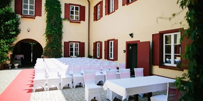 Winterhochzeit - nächstes Hotel - Untereggen (Albeck) - Heiraten auf Gut Drasing in Krumpendorf am Wörthersee, Kärnten.
Foto © henrywelischweddings.com - Gut Drasing