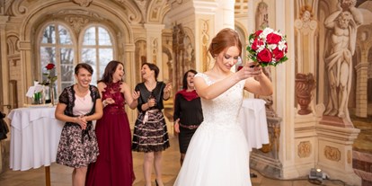 Winterhochzeit - Gaßles - Brautstrauß werfen in der Freskenhalle  - Schlosshotel Rosenau