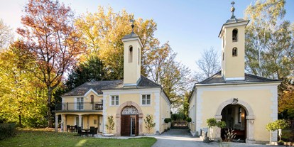 Winterhochzeit - Rußbach - Der romantische Kapellenhof mit barocker Kapelle und der Alten Pfarrei - ARCOTEL Castellani Salzburg