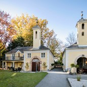 Hochzeitslocation - Der romantische Kapellenhof mit barocker Kapelle und der Alten Pfarrei - ARCOTEL Castellani Salzburg