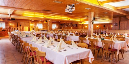 Winterhochzeit - Preisniveau: €€ - Mattsee - großer Saal für bis zu 400 Personen, individuell bestuhlbar, mit Bühne, Tanzfläche und Bühnentechnik - Hotel Rupertihof