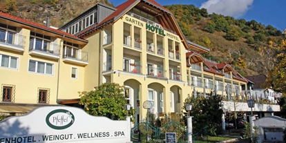 Winterhochzeit - nächstes Hotel - Schallemmersdorf - Hotel - Frontansicht - Gartenhotel & Weingut Pfeffel