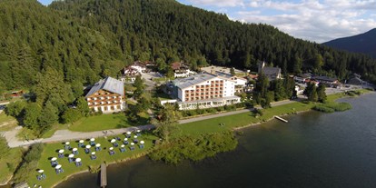Winterhochzeit - nächstes Hotel - Oberbayern - Aussenansicht mit Liegewiese. - Arabella Alpenhotel am Spitzingsee
