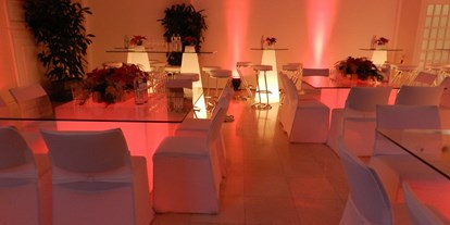 Winterhochzeit - Wien - Galabestuhlung mit LED Glasgalatischen und LED Leuchtstehtischen  - Novomatic Forum