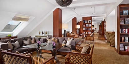 Winterhochzeit - Umgebung: in einer Stadt - Loretto - Cloub Lounge - The Ritz-Carlton, Vienna