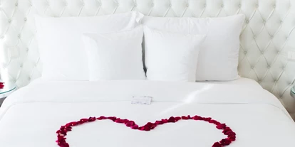 Winterhochzeit - nächstes Hotel - Au am Kraking - Romantische Nächte genießen: Junior Suite mit Rosenblättern
 - Hotel Sans Souci Wien