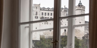 Winterhochzeit - Umgebung: in einer Stadt - Au (Sankt Georgen bei Salzburg, Dorfbeuern, Obertrum am See) - Blick auf die Festung Hohensalzburg - K+K Restaurant am Waagplatz