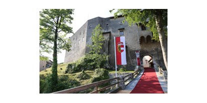 Winterhochzeit - Preisniveau: €€ - Berchtesgaden - Burg Golling - Burgaufgang - Burg Golling