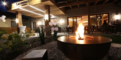 Winterhochzeit - nächstes Hotel - Pongau - Feuerstelle außen - Laudersbach's Event-Stadl