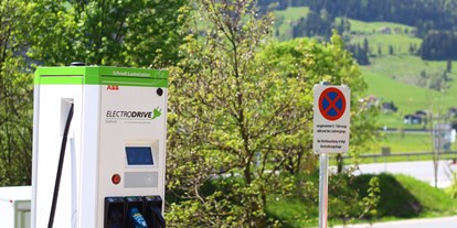 Winterhochzeit - Preisniveau: €€ - Abtenau - E Tankstelle vor dem Haus - Laudersbach's Event-Stadl