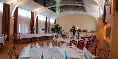 Winterhochzeit - Umgebung: in einer Stadt - Obergänserndorf - Hochzeitssaal Wien Rosental