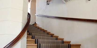 Winterhochzeit - Kirche - Allerheiligen (Pöls-Oberkurzheim) - Aufgang zu den Zimmern mit Stuckdecke - Hotel Hofwirt
