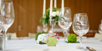 Winterhochzeit - Perfekte Jahreszeit: Frühlings-Hochzeit - Steiermark - gedeckter Tisch - Hotel Hofwirt